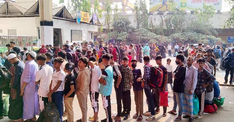 কমিউটার ট্রেনের টিকিট পেতে ভোর থেকেই অপেক্ষা